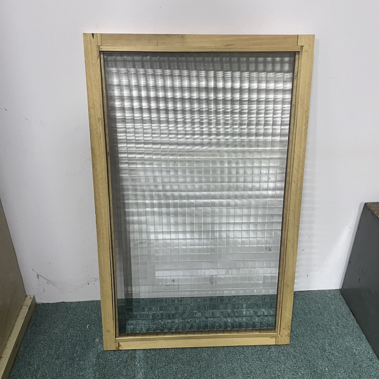 Window frame, patterned antique glass 窗框・格紋老玻璃